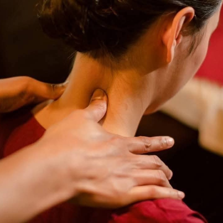 Dettaglio delle tecniche di pressione nel massaggio Thai professionale