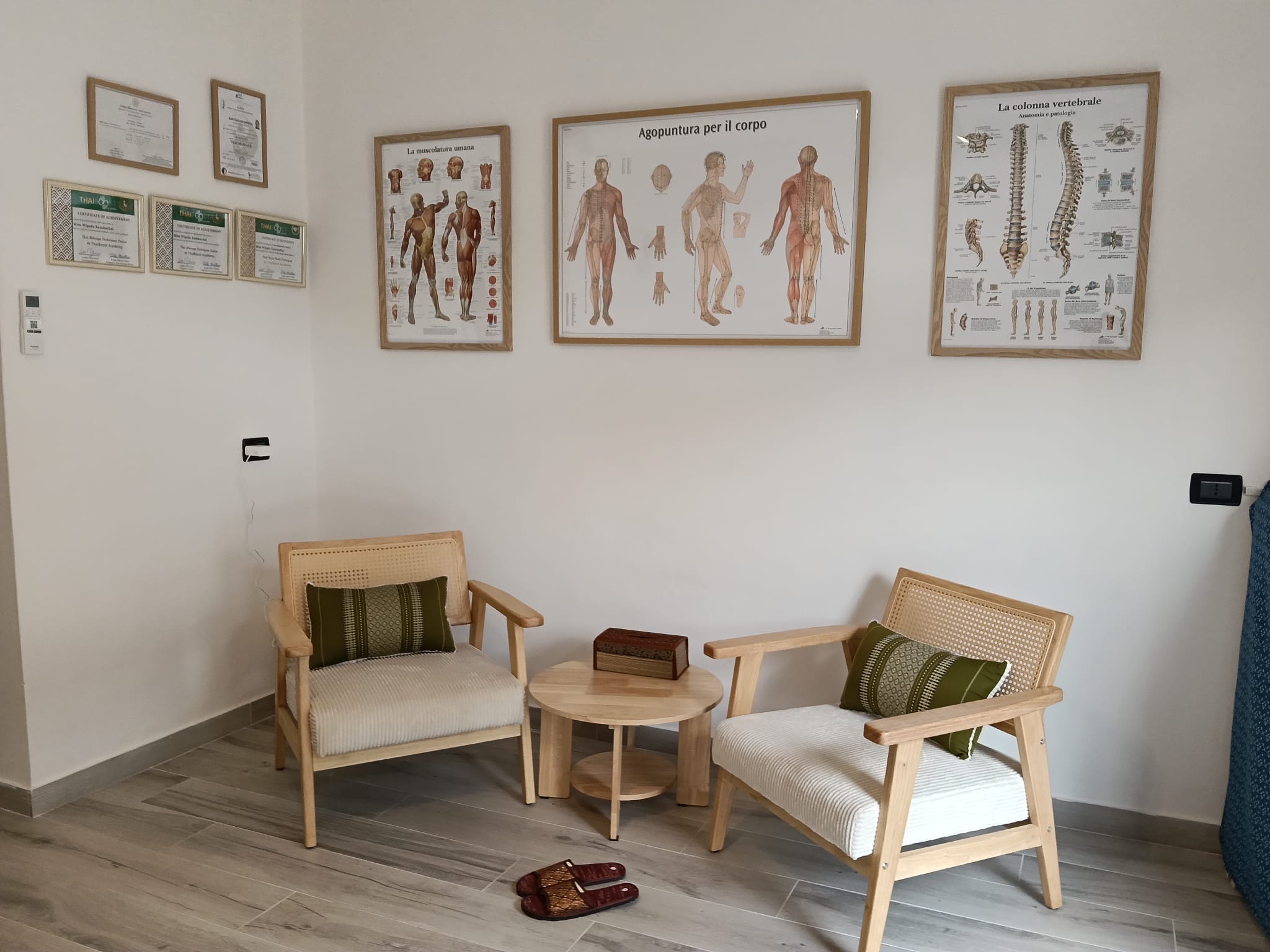 Area d'attesa accogliente e minimalista