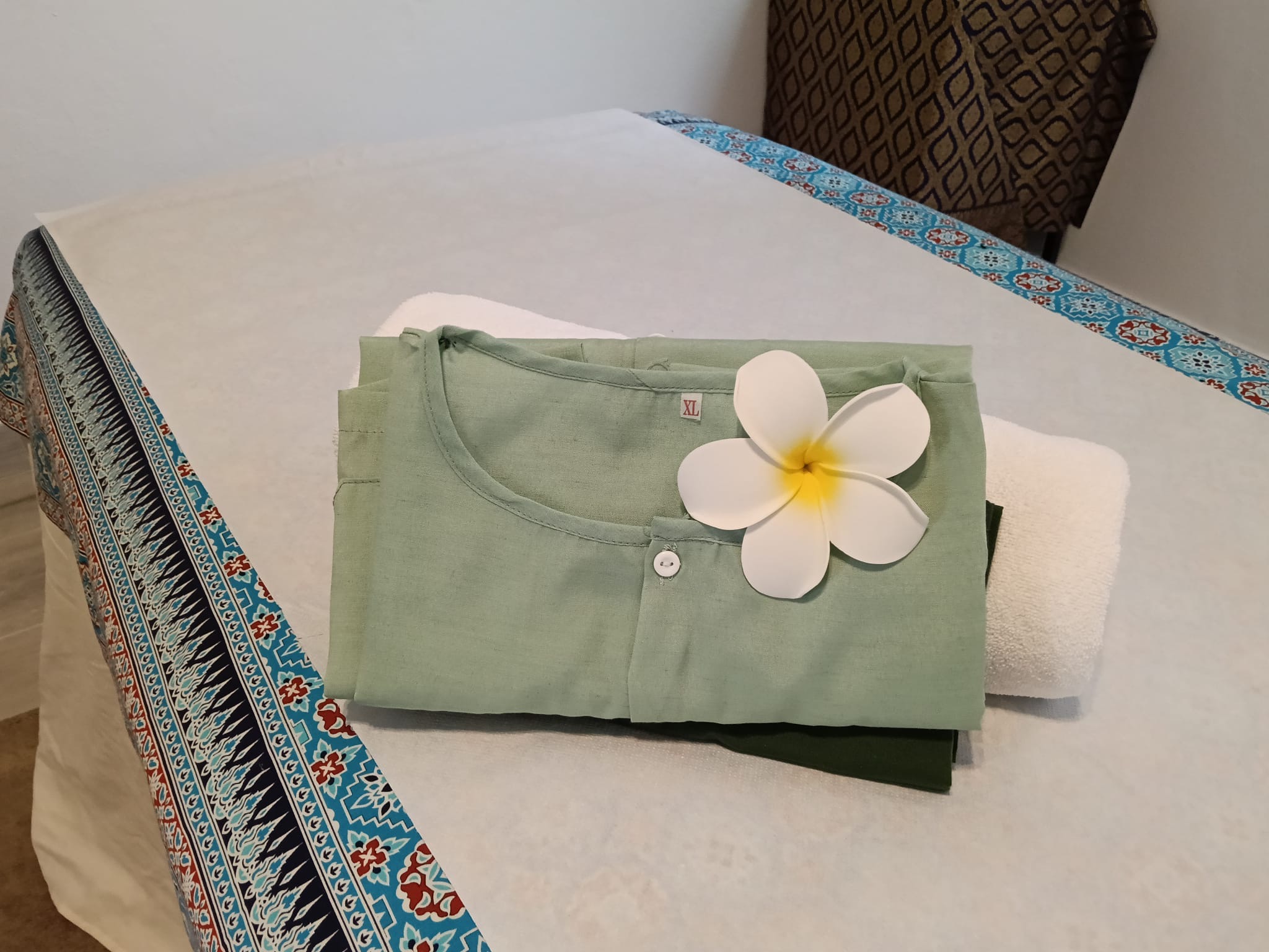 Abbigliamento tradizionale e dettagli floreali dello studio